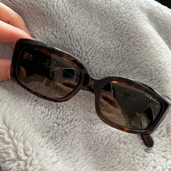 Hailey Bieber Vogue Eyewear - Picture 10 of 10